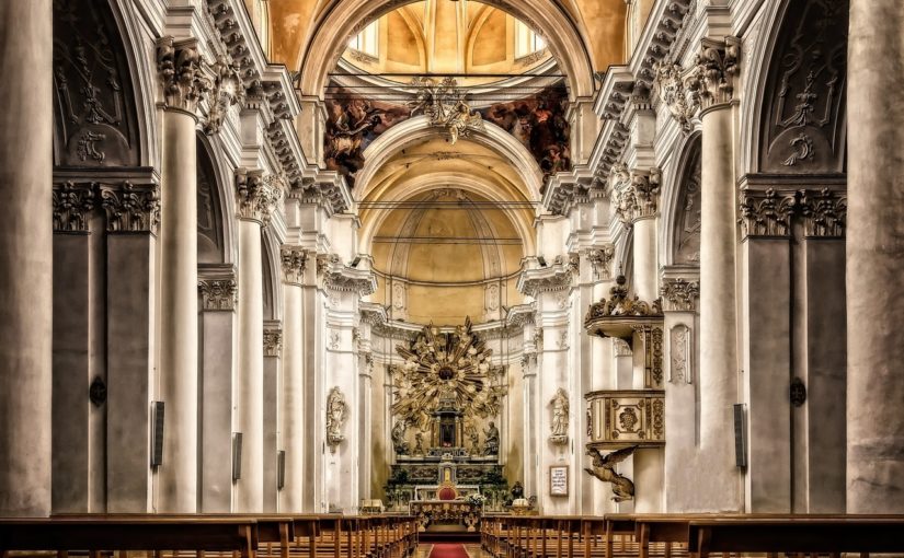 Jaka jest różnica pomiędzy kościołem, katedrą i bazyliką?