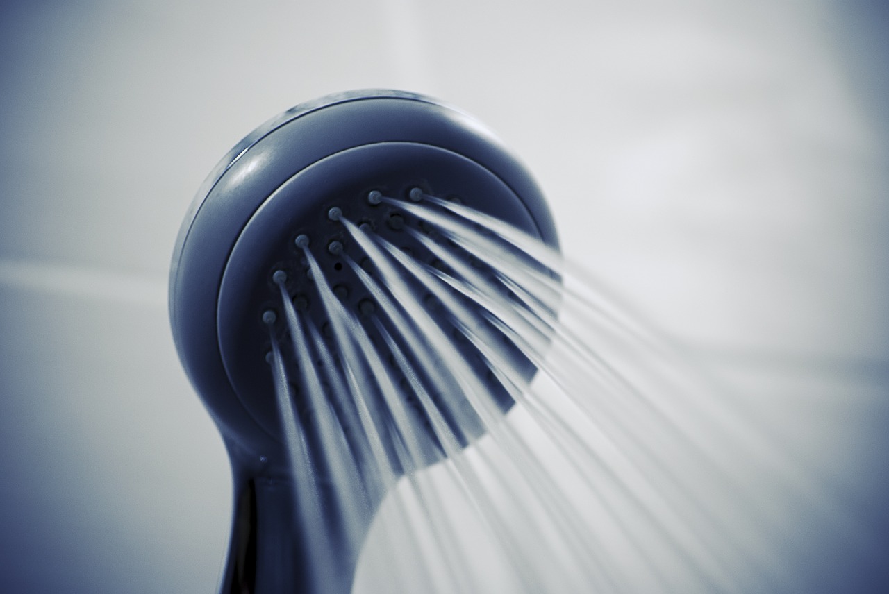 Czy branie prysznica podczas burzy jest niebezpieczne?