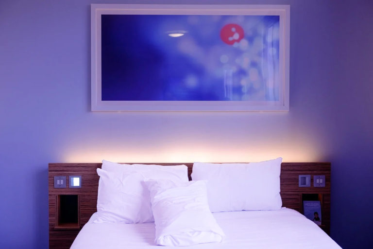 łóżko hotelowe pixabay