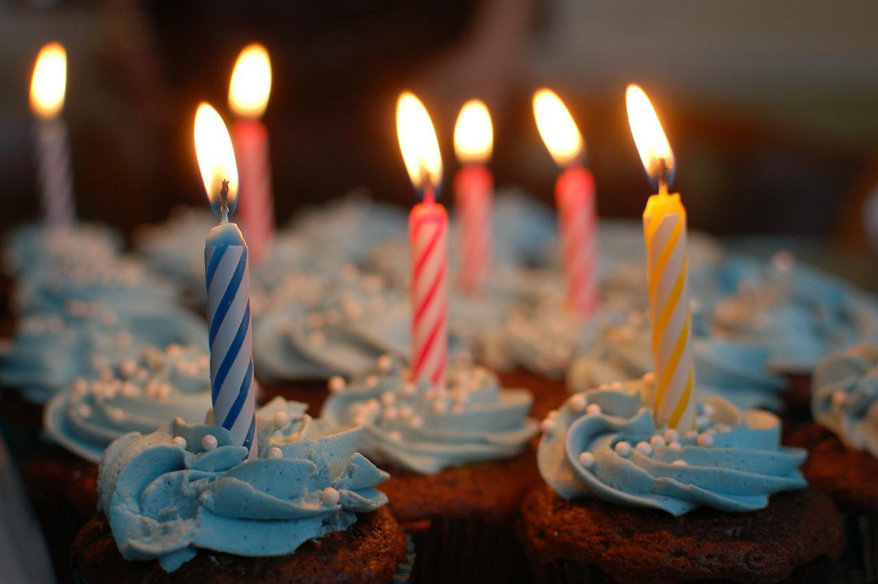 Skąd się wzięła tradycja zdmuchiwania świeczek na torcie urodzinowym?