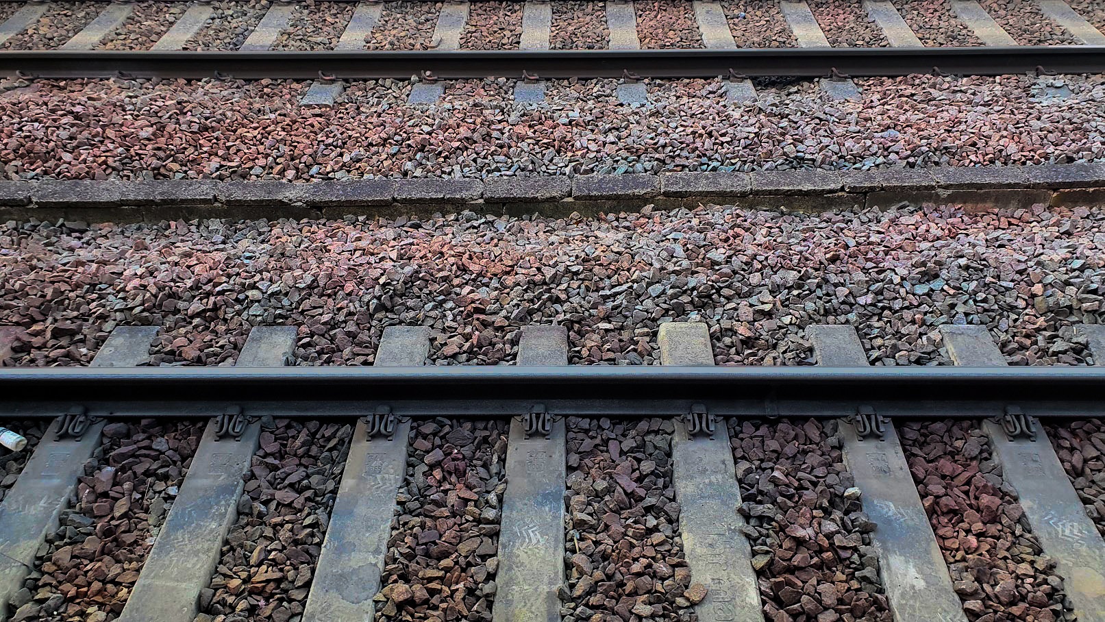 Dlaczego między torami kolejowymi znajdują się kamienie?