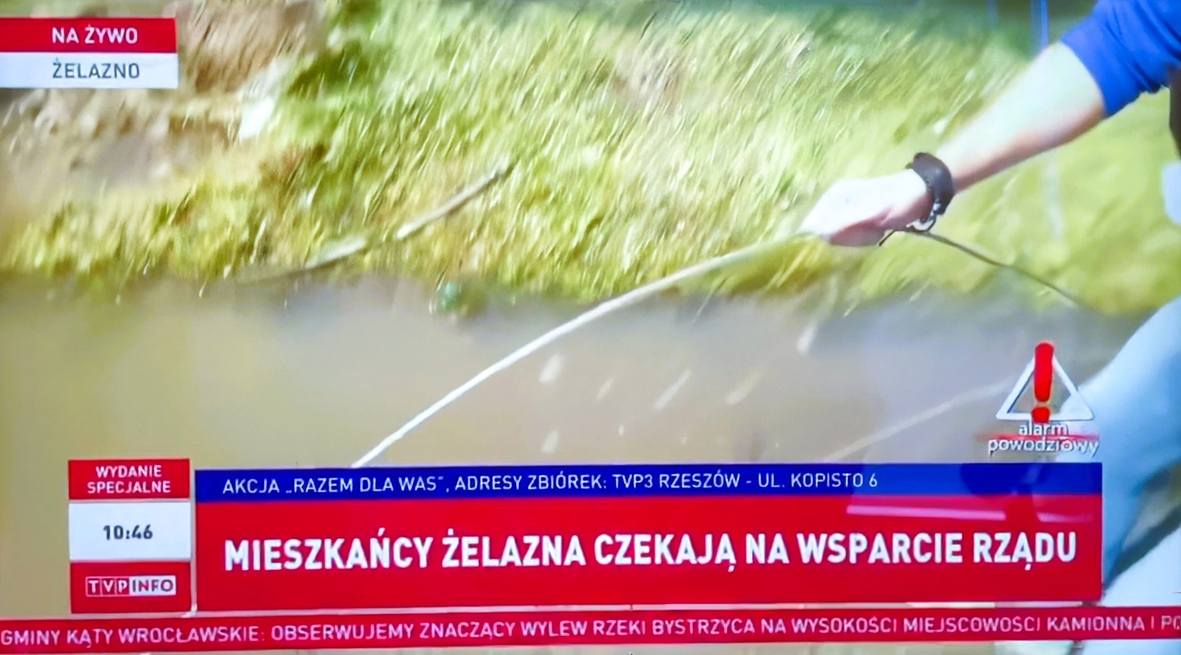 reporter TVP łapie kable