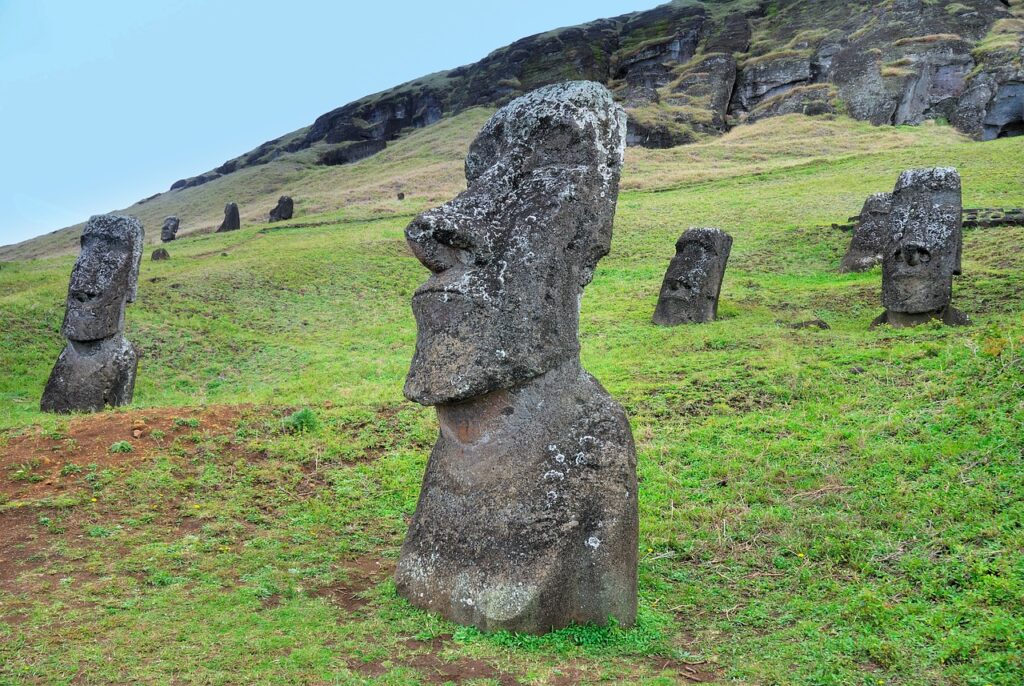 Posągi moai z Wyspy Wielkanocnej 